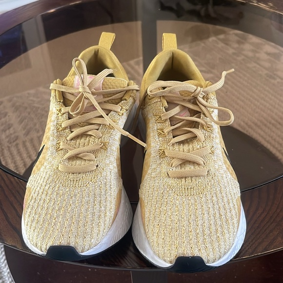 Nike Gold and White Running Shoes - Picture 2 of 7